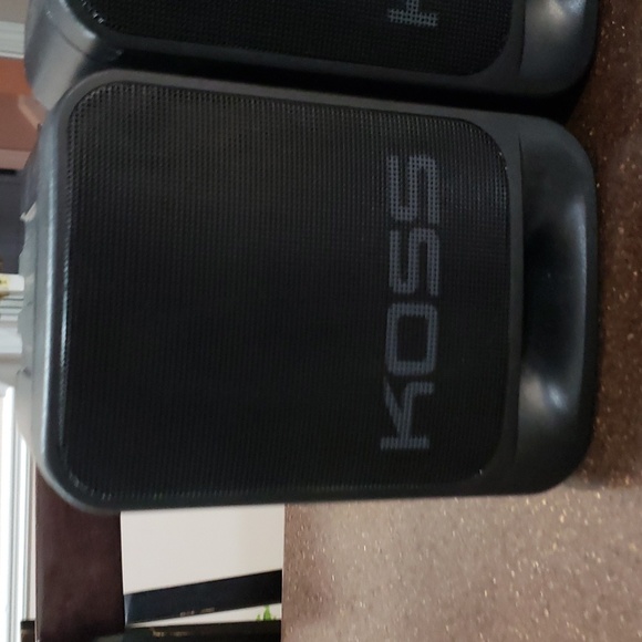 KOSS SXM 504 2 Way Bookshelf Speakers. Indoor or Outdoor Use. Great Condition. - Picture 2 of 3